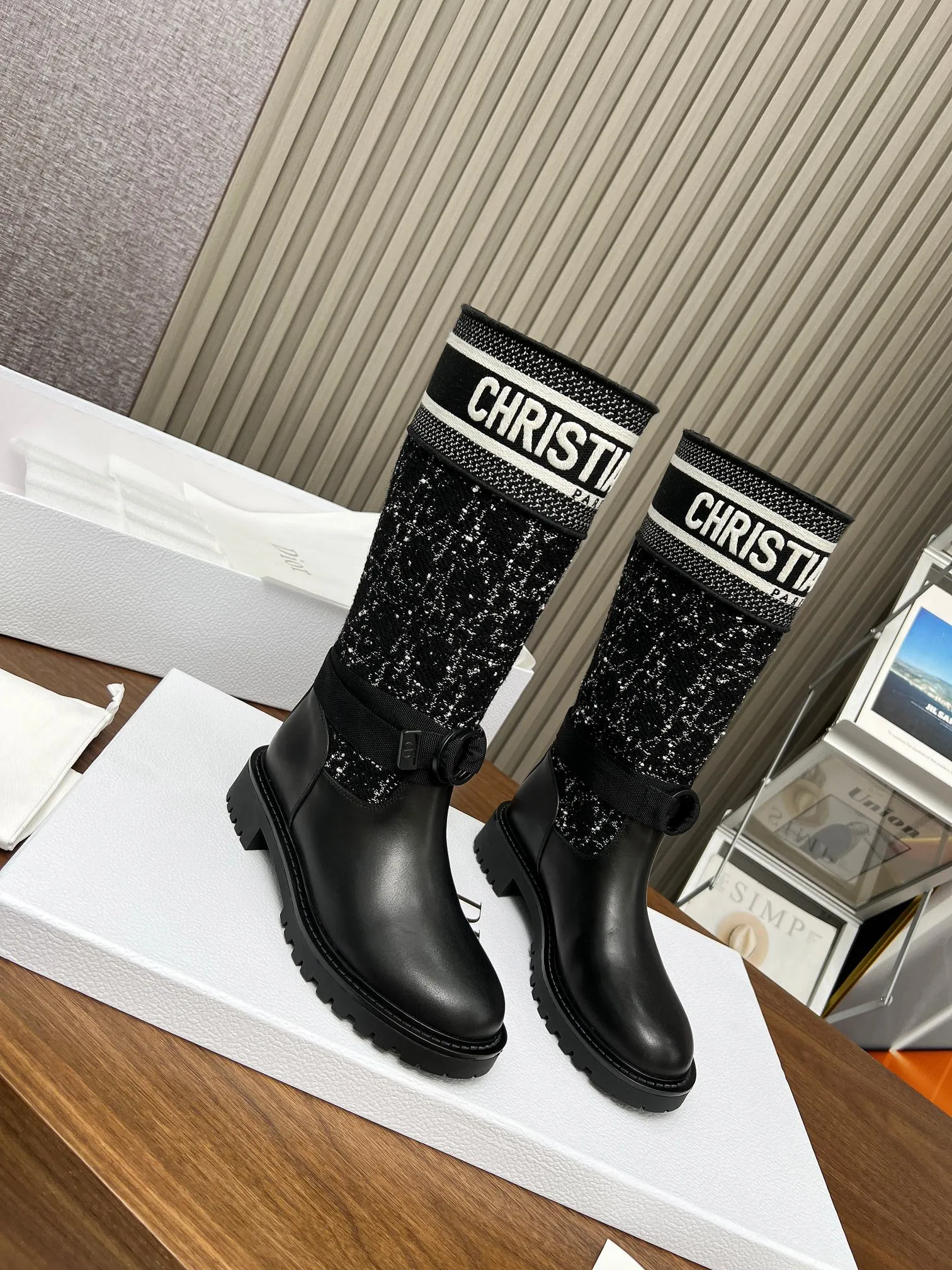 👟👟Ex-factory price 600🌞🌞Women's shoes, women's clothing, 2024ss highest version, Dior autumn and winter boots, retro work boots, slip-on, imported calfskin upper, spliced with the latest imported technology, electric embroidered face, all-match slim feet yyds. The shape is three-dimensional and full, full of handsomeness, the upper foot is comfortable, the design style is very novel, perfect details, cool Trendy 💯Trendy outsole Inner lining: Cow lining Outsole: 1:1 molded outsole Heel height: 3.0cm Size: 35-41 (41 customized)